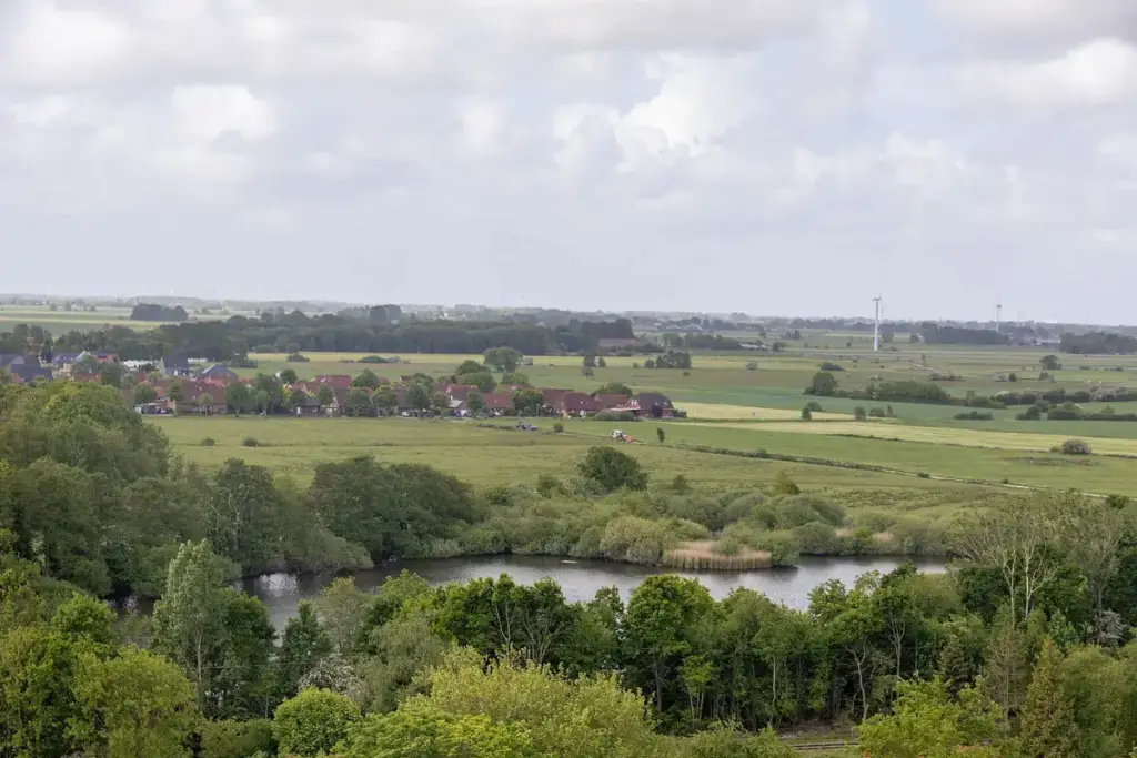 Blick vom Turm der Marienkirche über das Naturschutzgebiet Bahnkolk bei Upgant-Schott