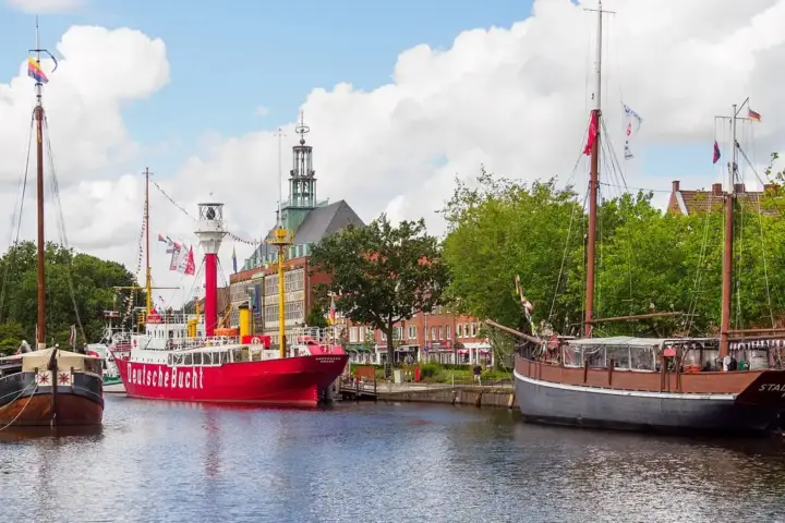 Museumsschiffe auf dem Ratsdelft in Emden