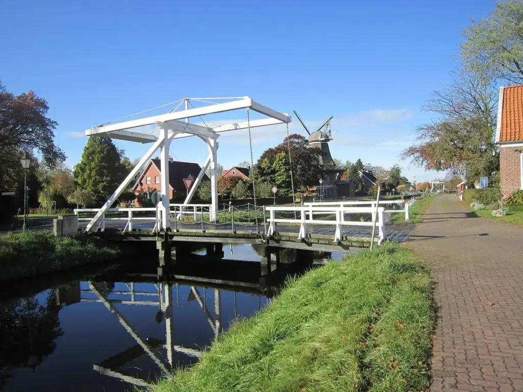 Klappbrücke am Kanal in Westgroßefehn