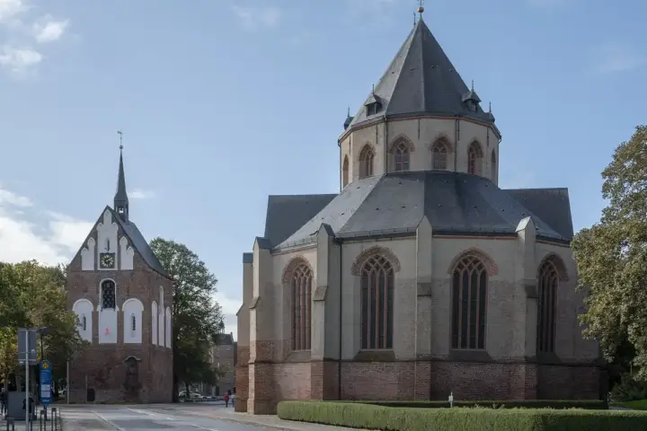 Ludgerikirche mit Glockenturm in Norden